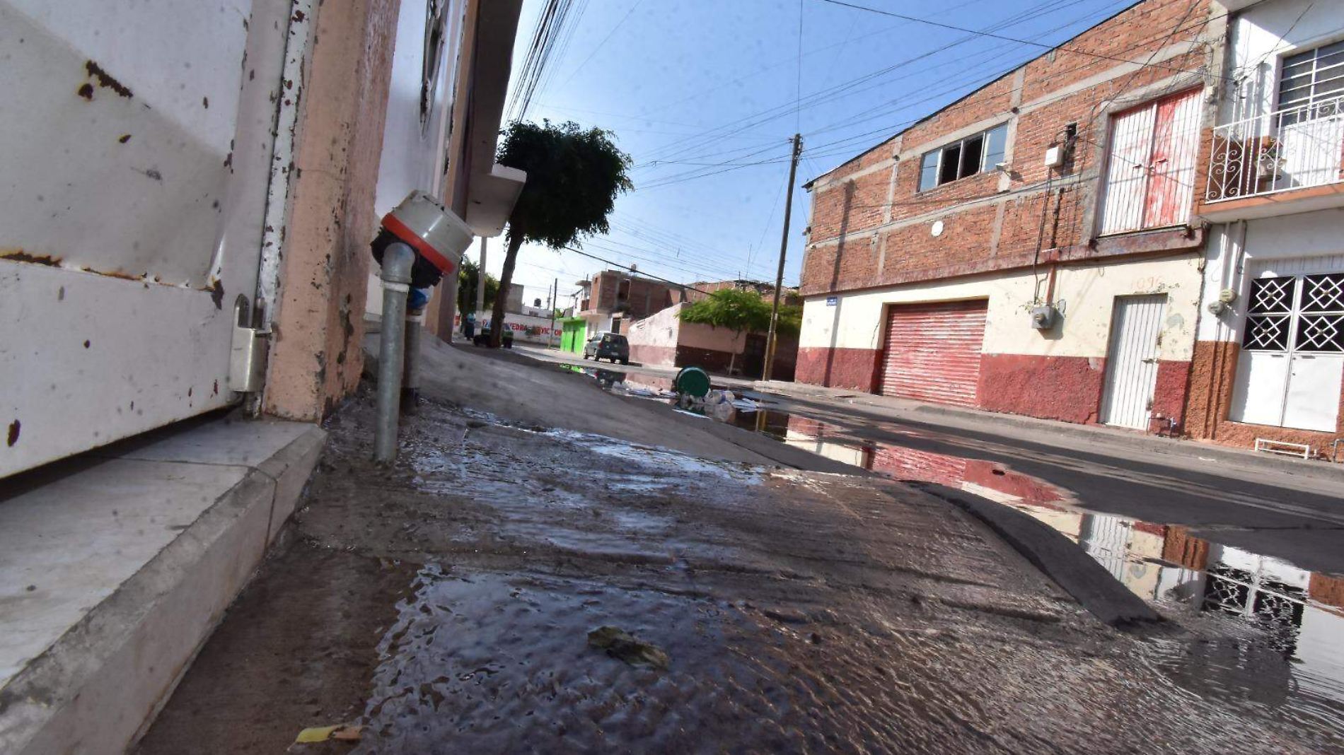 Denuncian fuga de agua en colonia Segunda San Gabriel; lleva más de 10 días  (2)